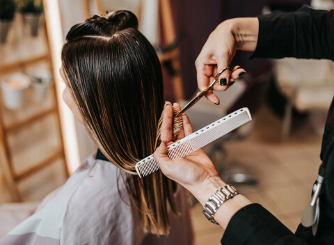 Dámsky strih (všetky dĺžky) v ME & MYSELF BeautyStudio & BarberShop.