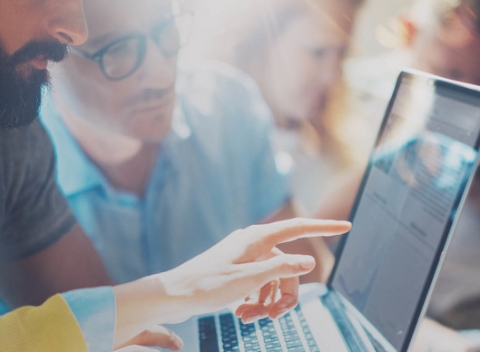 Akýkoľvek mesačný online kurz: IT, fotografia, marketing, dizajn, financie, hudba.