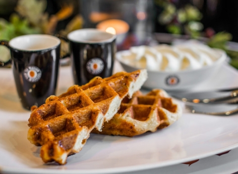 Pravá belgická Wafla s horúcimi višňami, vanilkovým krémom, pravou šľahačkou a espressom.