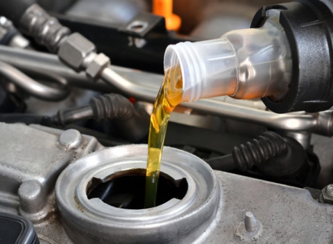 Výmena oleja a olejového filtra s materiálom aj cez víkendy v pneuservise AGLOMA.