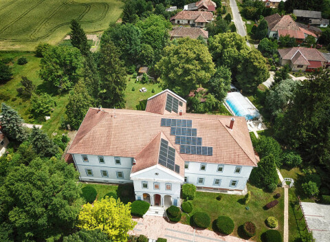 Zámok Fábiánics blízko Hévízu s 5-chodovými večerami, wellness a stredovekou vínnou pivnicou.