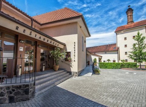 Romantika pre dvoch v atmosfére Vínneho domu Chateau Krakovany pri Piešťanoch s vínom ako darček.