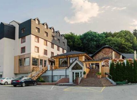 Hotel West**** - ubytovanie pre 2 osoby v izbe SUPERIOR (2+1) s raňajkami.