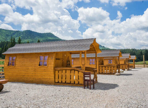 Ubytovanie na Slovenku v rozprávkových chalúpkach, priamo v srdci Slovenského raja, na Ranči pod Ostrou skalou.