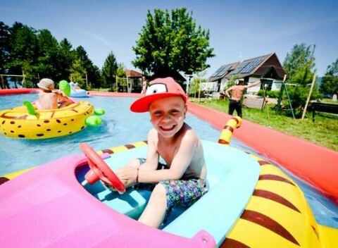 MaraFun - vstup do detskej zóny: futbal, sumo zápasy, premety, naháňačky a výbuchy smiechu.