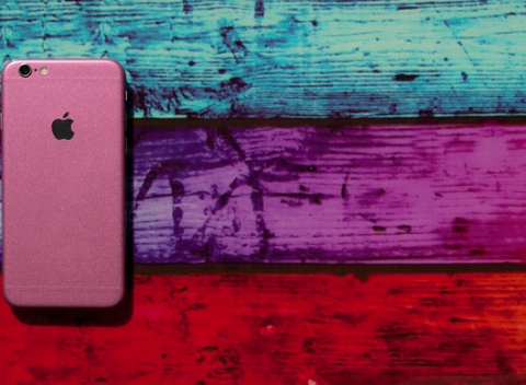 Zmeň farbu svojho iPhonu rýchlo a jednoducho pomocou polepu. Na výber 11 farieb.