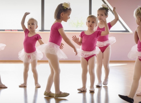 Baletné kurzy pre deti od 3 do 14 rokov, naučia malé princezné správne držanie tela.