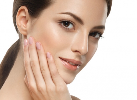 Účinná 3 % kyselina hyalurónová pre ženy, ktoré sa o svoju pleť starajú.