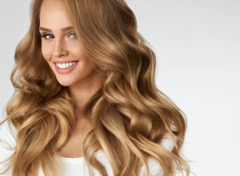 Vlasy bez rozštiepených končekov vďaka prístroju Split-Ender PRO a regeneračnej maske Oro Therapy.