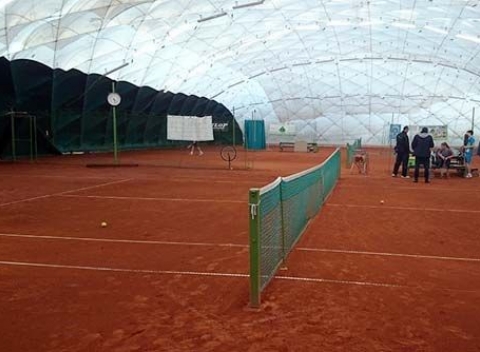 Tenis s trénerom pre 1-4 hráčov v krytých nafukovacích halách v Bratislave.