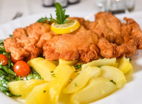 Viedenské menu v Petržalke - teľací Wiener Schnitzel a slepačia polievka.