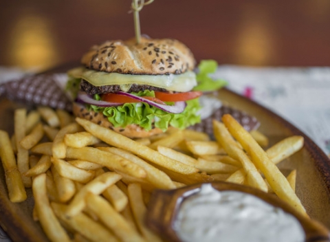 Hamburger s kuracím mäsom alebo hovädzím mäsom v Hostinci u Smädného škorca.