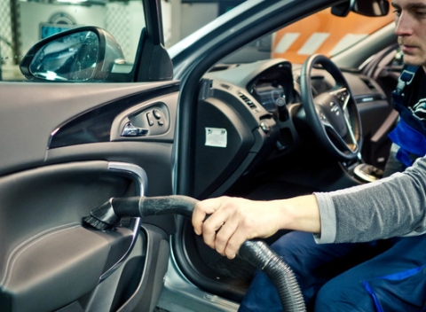 Kompletné čistenie a umytie exteriéru a interiéru vozidla v autoumyvárni Midami.