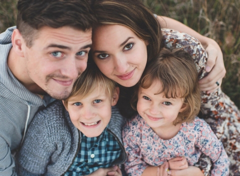 Profesionálne rodinné fotenie v ateliéri uznávanou fotografkou Sárou Adamčík.