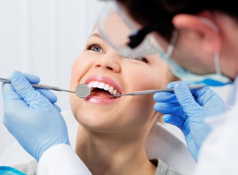 Profesionálna dentálna hygiena s pieskovaním alebo vstupná prehliadka a bielenie zubov.