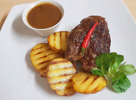 Argentínsky rump steak + čokoládové palacinky so smotanovým karamelom a šľahačkou ako dezert