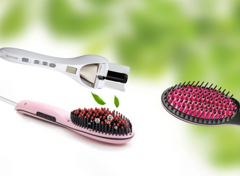Moderná digitálna antistatická kefa v kombinácii so žehličkou alebo kulma.