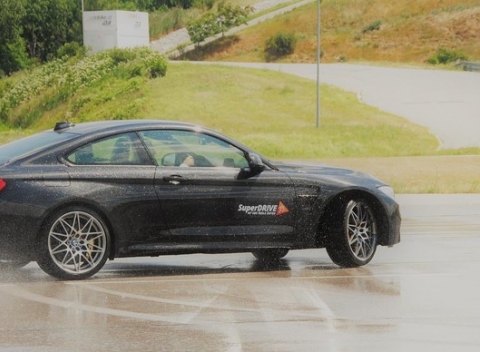 Škola šmyku SuperDRIVE pre adrenalínových nadšencov, cestných začiatočníkov aj opatrné maminky.