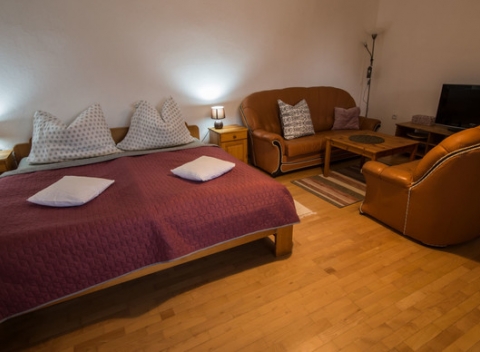 Farebná jeseň s celou rodinou v Tatrách vo Ville Tatran s výhľadom na Lomnický štít.