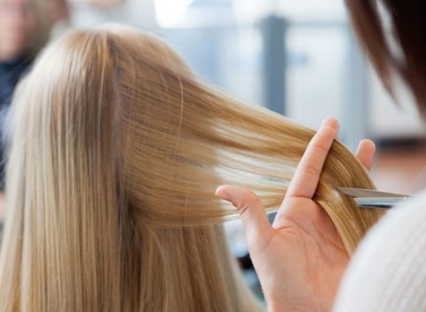 Strih alebo farbenie s aplikáciou výživného argánového oleja a konečnou úpravou účesu.