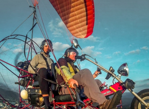 Zážitkový let – motorový tandemový paragliding. Užívajte si krásny výhľad a hromadu silných zážitkov.