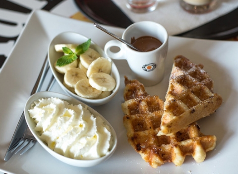 Pravé belgické waffle s vanilkou, čokoládou a poctivou šľahačkou + cappuccino alebo latte.