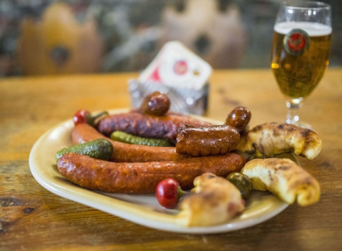 Tanier pečenej klobásy a malé 10 ° pivo v pivárni Metropol. Bez rezervácie, stačí prísť.
