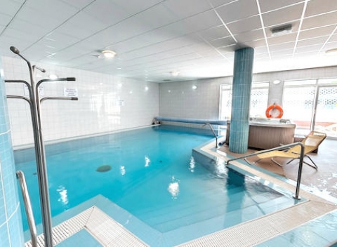 Užite si pobyt s polpenziou a wellness v penzióne Bagoly na brehu liečivého jazera Gyömrő.