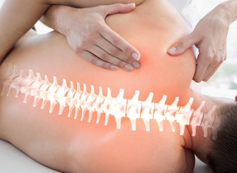 Rehabilitačné vyšetrenie pacienta s ťažkosťami pohybového aparátu - vyšetrenie lekárom.