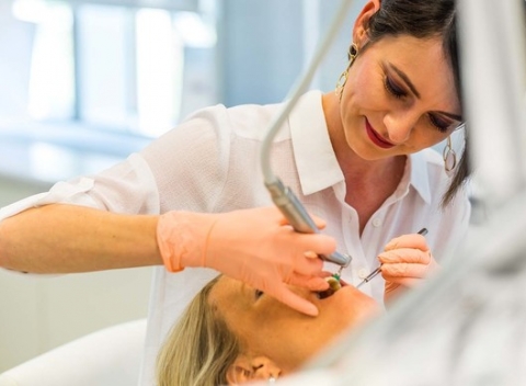 Predchádzajte vzniku zubného kazu. Dentálna hygiena s pieskovaním a laserovou diagnostikou.