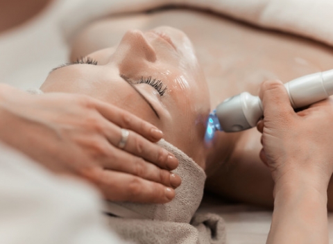 Ošetrenie pleti - diamantová mikrodermabrázia, čistenie pleti ultrazvukom a vyživujúce ošetrenie.