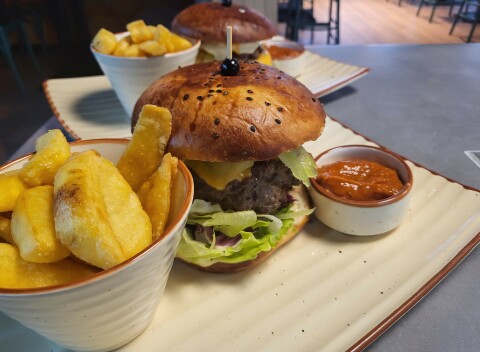 Akcia 1+1€ na jedlo v MÁJ - piváreň, pizza, BBQ, Žilina.