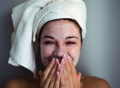 Liftingové ošetrenie tváre, čistenie ultrazvukom alebo mikrodermabrázia.