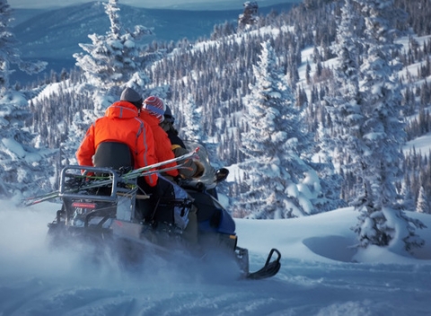 Vzrušujúca jazda na snežnom skútri spojená s rozprávkovou oravskou prírodou.