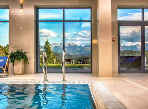 Hotel Zbojnicowka*** len 16 minút od hraníc s neobmedzeným wellness a možnosťou vstupu do Termy Bukovina.