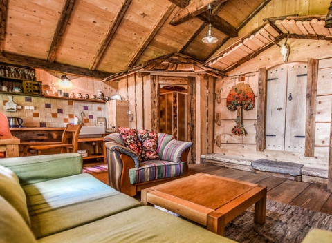 Oddych v jedinečnej atmosfére tatranskej Vily Maria len 4 km od Chodníka korunami stromov.