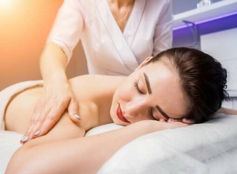 Relaxačná olejová masáž alebo akupresúrna masáž nôh.