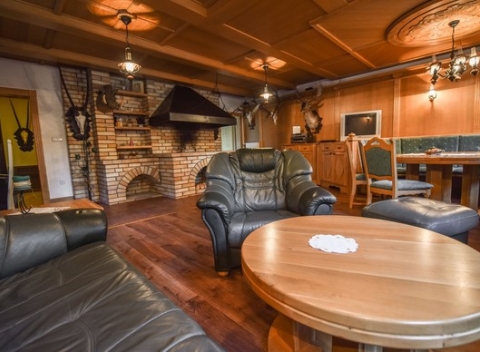Celá chata v krásnom prostredí Pienin až pre 18 ľudí s ohniskom, biliardom, fitness a bowlingom.