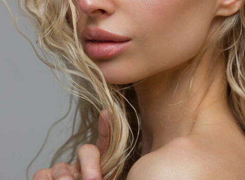 Aplikácia kyseliny hyalurónovej do pier, na výber objem alebo hydratácia.