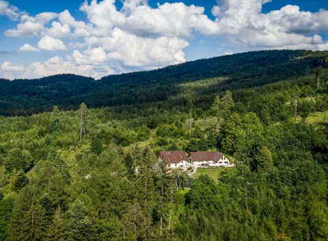 Luxus na Valašsku: Penzión Na kraji lesa **** s moderným wellness a fľašou sektu + prvotriedna polpenzia.