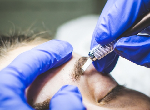 Vždy upravená s permanentným make-upom obočia vďaka čepieľkovej metóde - Microblading.