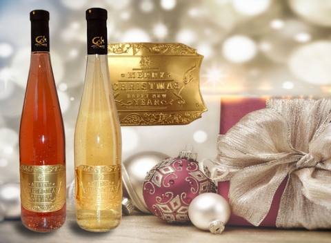 Víno Gold Cuvee Label s 23-karátovými lupeňmi zlata. Prenikavá aróma s nádychom muškátu a bazového kvetu.