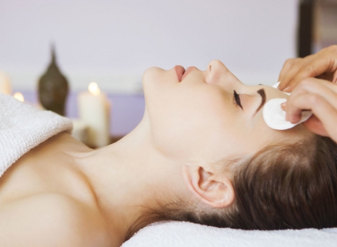 Ošetrenie pleti - diamantová mikrodermabrázia, čistenie pleti ultrazvukom a vyživujúce ošetrenie.