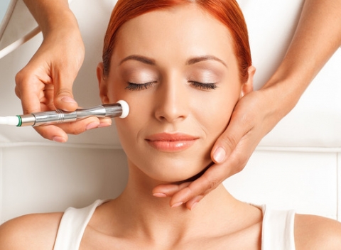 Liftingové ošetrenie tváre, čistenie ultrazvukom alebo mikrodermabrázia.