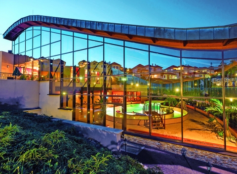 Maďarsko pre fajnšmekrov v 5* rezorte pri Komárne s polpenziou, wellness, masážou i soláriom.