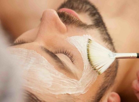 Antistresové ošetrenie pleti pre pánov, zamerané na čistenie, regeneráciu a vyhladenie pleti.