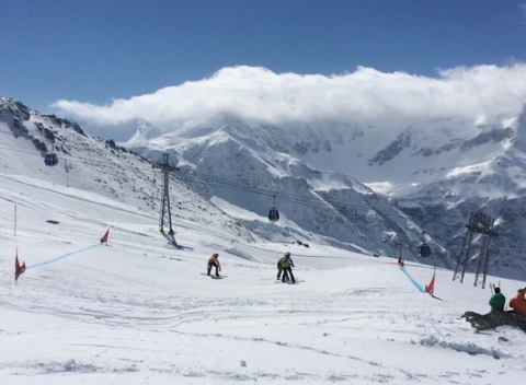 Nikdy nekončiaca lyžovačka v stredisku Ski Paradise v rakúskych Alpách, 220 km zjazdoviek.