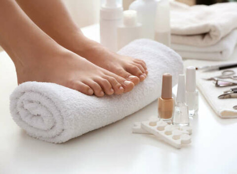 Mokrá pedikúra s lakovaním alebo pedikúra s relaxačnou masážou a zábalom.