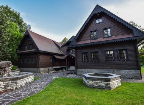 Celá chata v krásnom prostredí Pienin až pre 18 ľudí s ohniskom, biliardom, fitness a bowlingom.