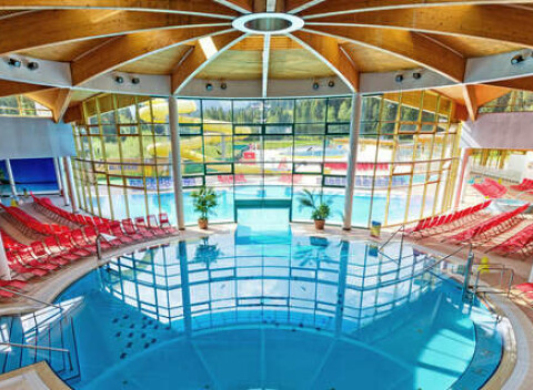 Vstupy do termálneho aquaparku Meander Oravice s celoročnými bazénmi.